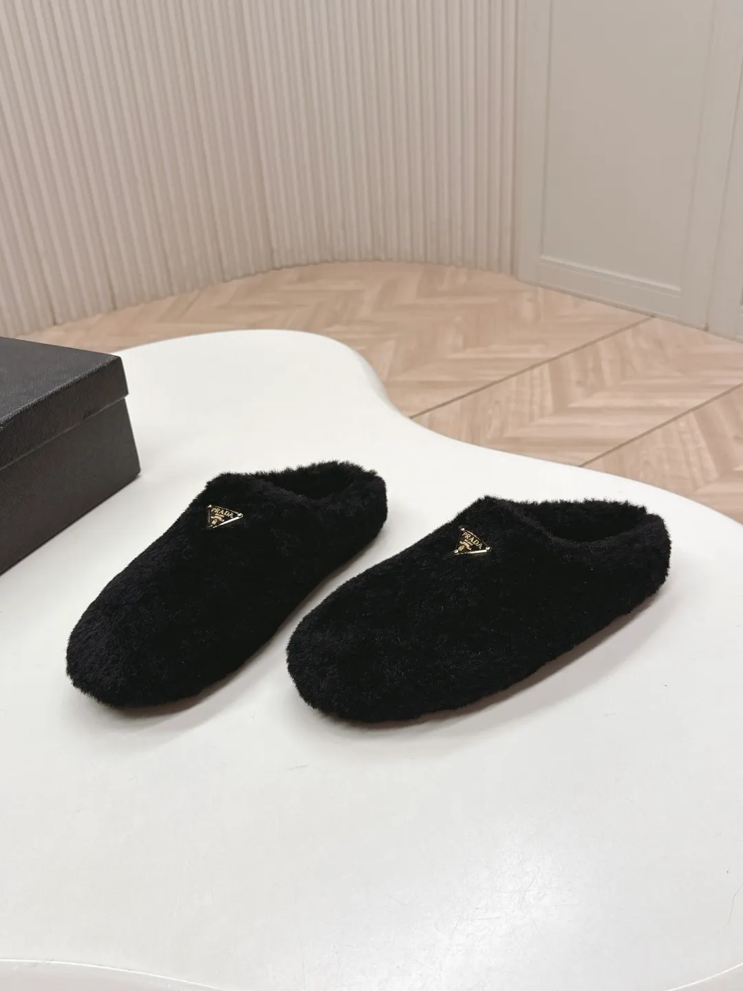 👟👟Ex-factory price 520👟👟 Prada prada25 autumn and winter furry slippers series, half-slip wool slippers, classic triangle buckle, comfortable, cute, cute, fashionable, elegant and versatile, the wool is comfortable and soft, awakening the warmth of autumn and winter. Let you walk comfortably from morning to night. Pair it with socks to easily cope with the changing seasons. Wool, sheep pattern lining, original outsole! 35-40 yards
